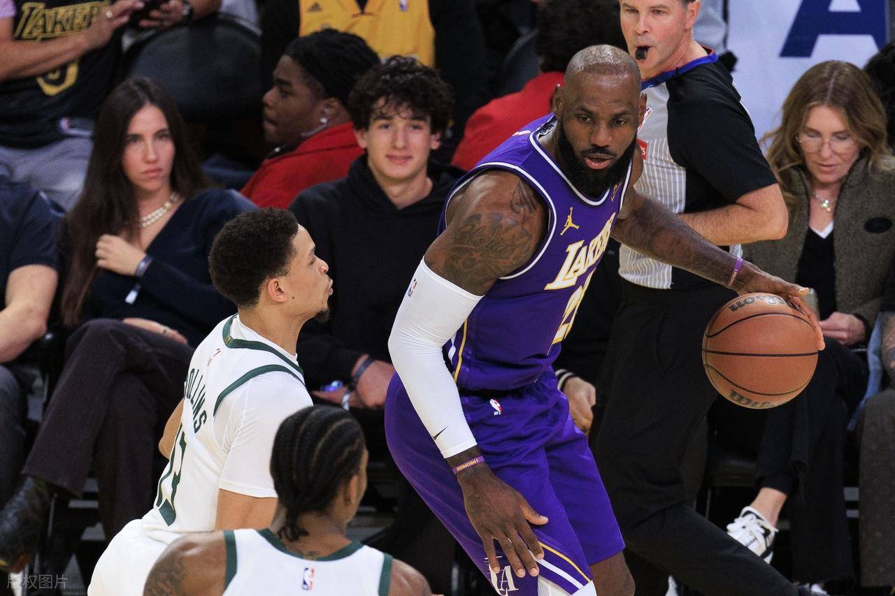 九游-关于詹姆斯连续二十场比赛得分超过战术调整，雄鹿挑战极限！的信息